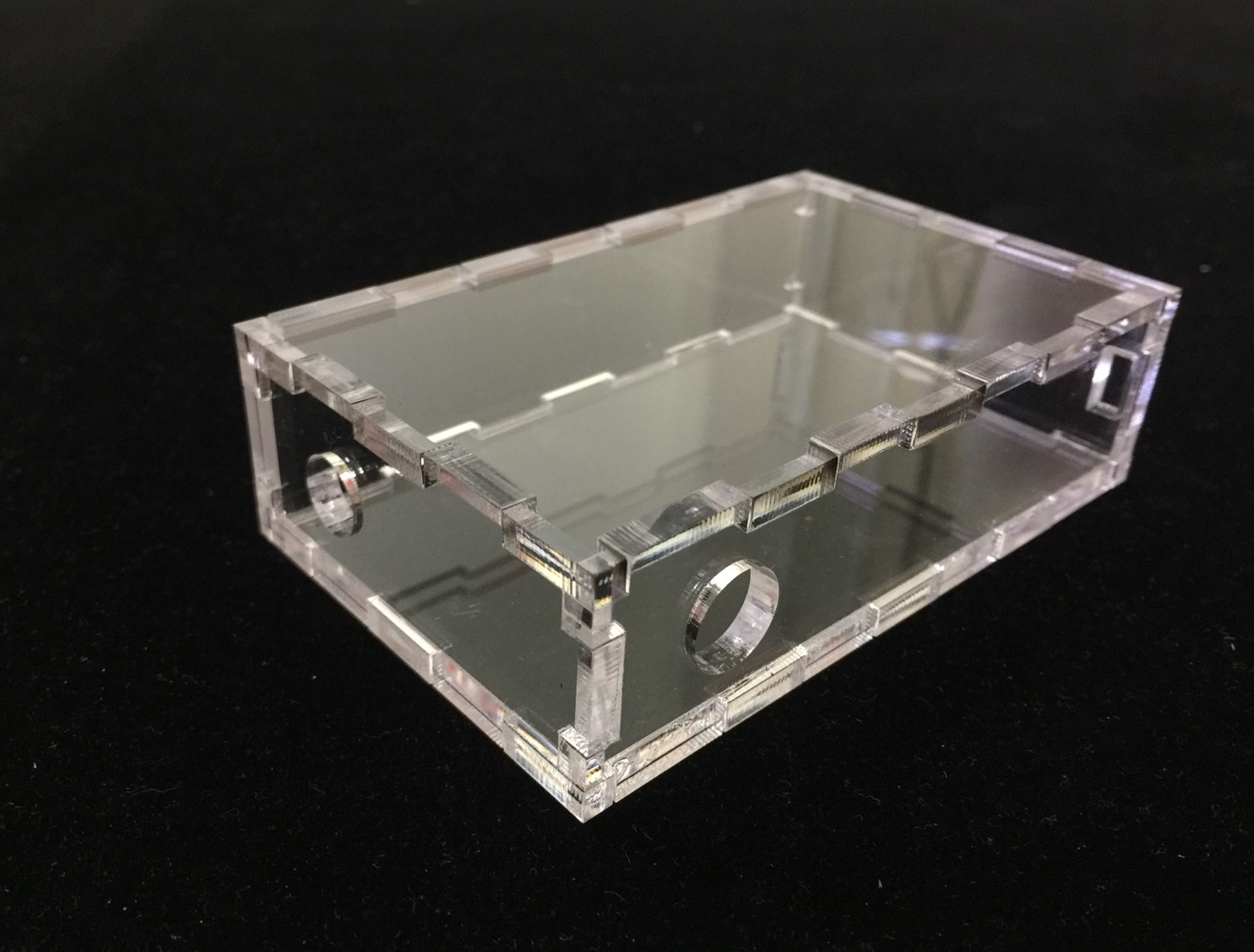 กล่องอะครีลิคV4 รางถ่าน2ก้อน เสปค แผ่นอะครีลิคหนา3มม. กว้าง60มม. สูง102มม. หนา28มม. รูขั้ว10มม. รูสวิทกด12มม.