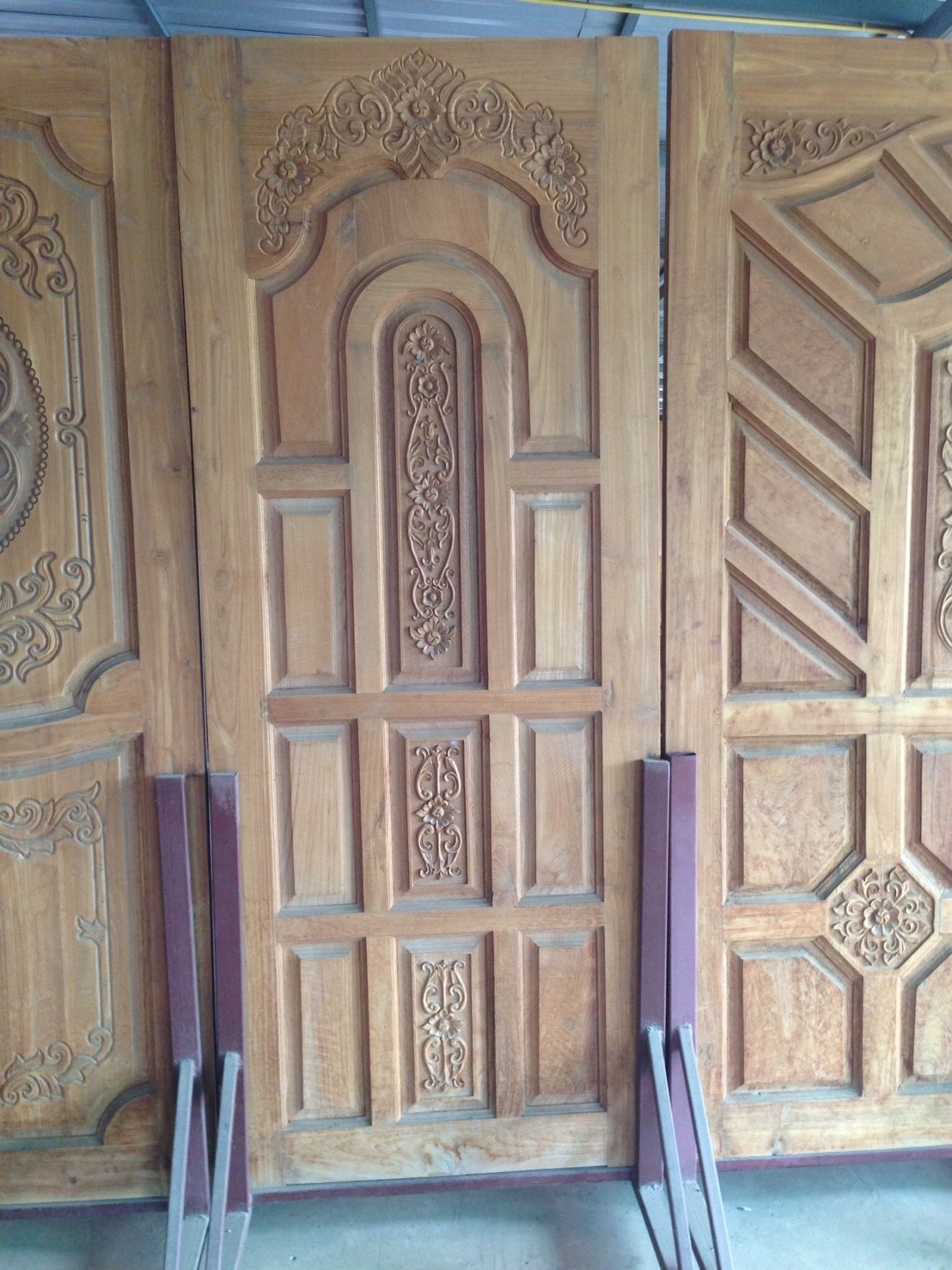 TD119 ประตูไม้สัก ลายมงกุฎ ขนาด 80X200 ซม.