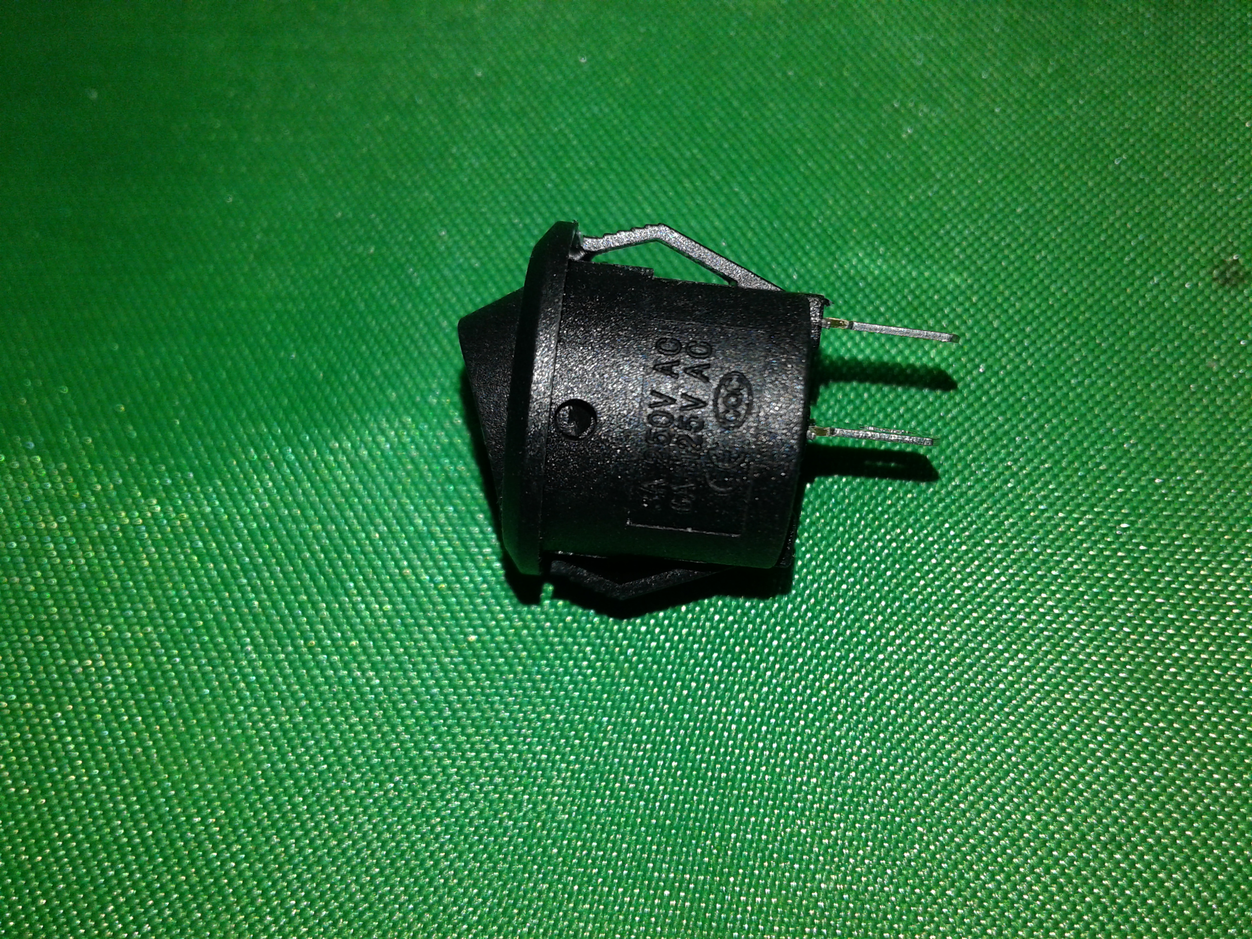 สวิทซ์ เปิดปิด on-off สีดำ แบบกลม เจาะรูติดตั้งง่าย 15มม.