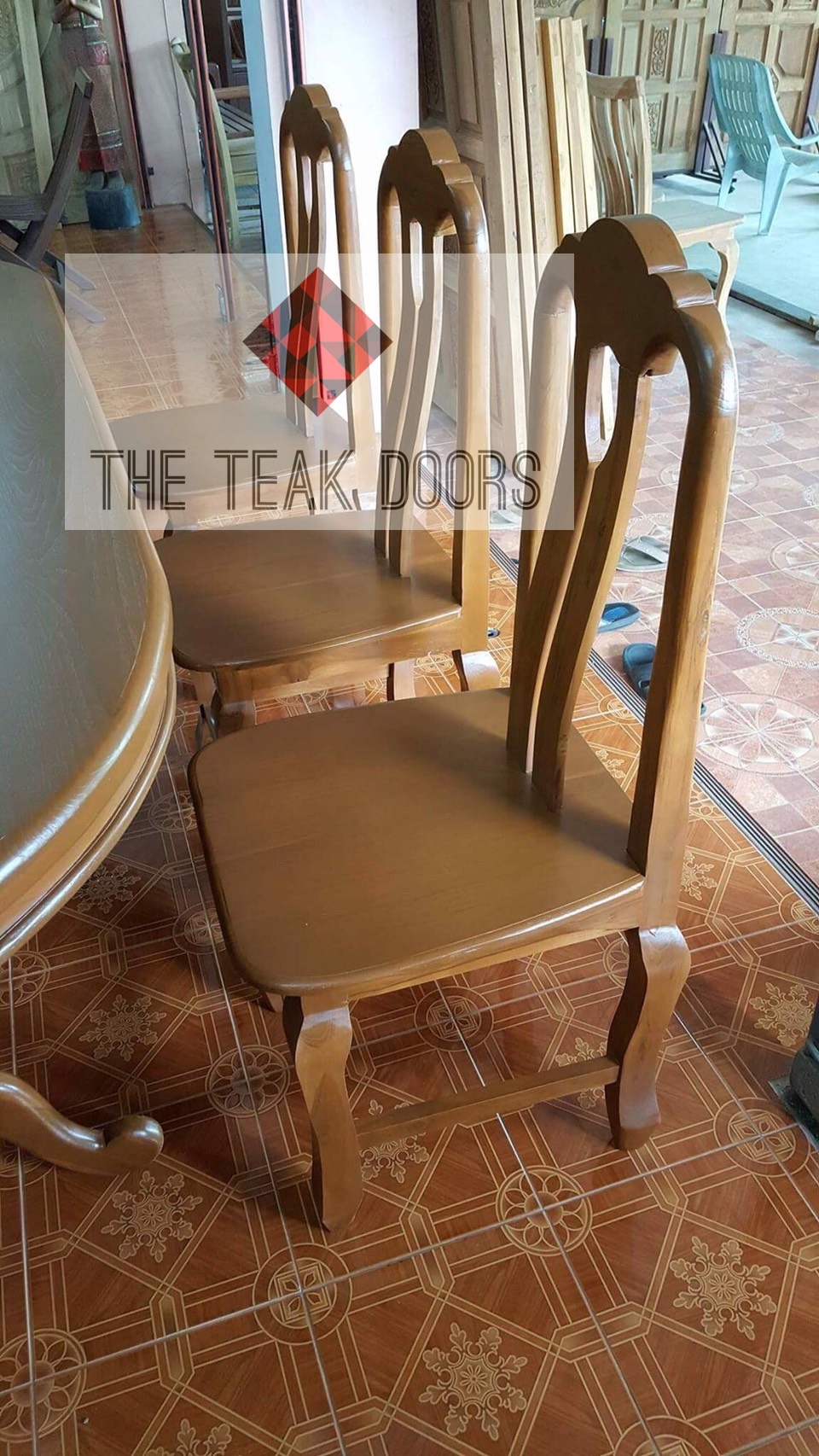 โต๊ะอาหารวงรี และ เก้าอี้ 6 ตัว