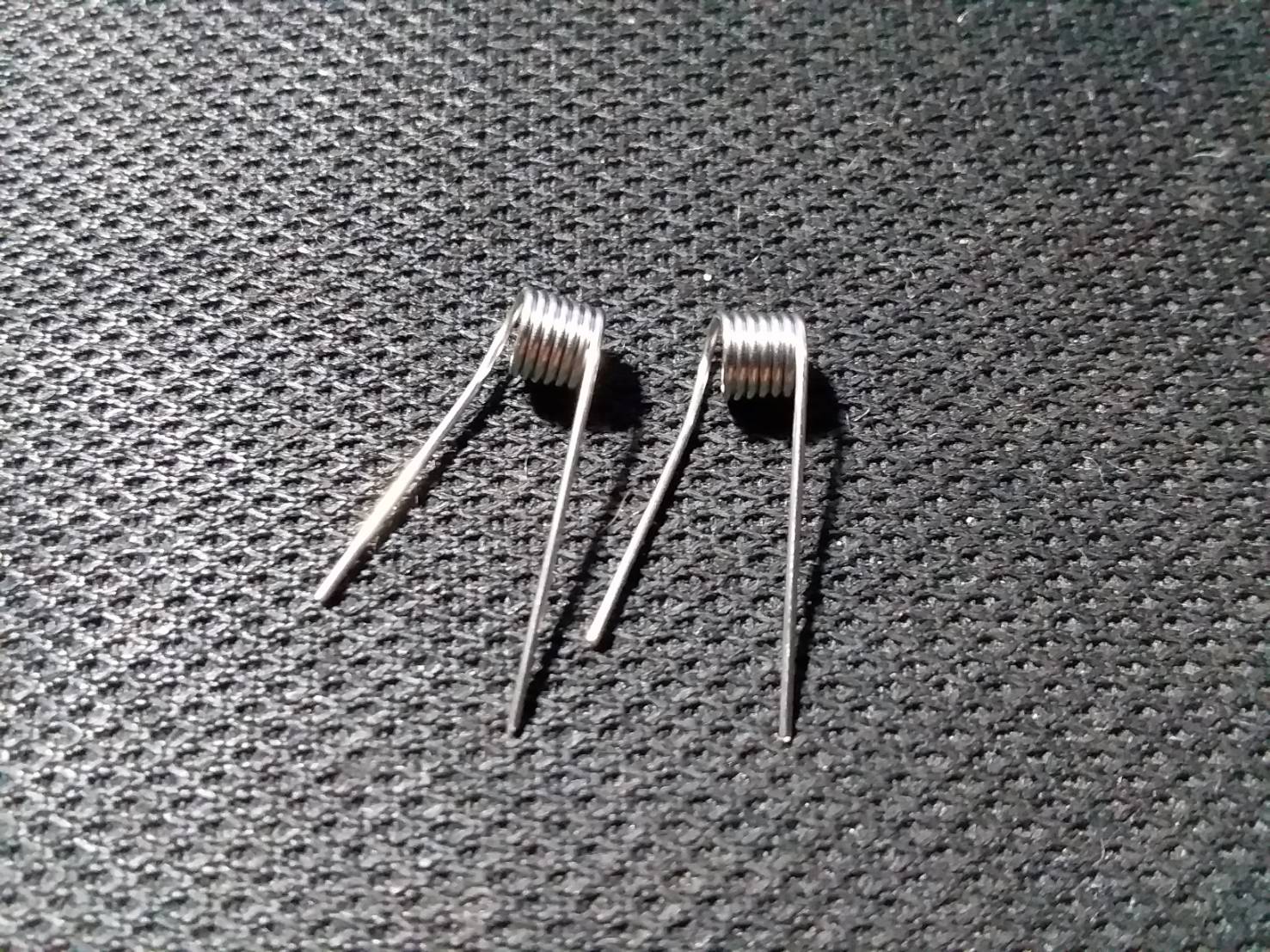 ลวดนิโครมสำเร็จรูป NI80 ขนาด 0.5 24AWG แกน3มม. 6รอบ 1คู่ 0.18โอห์ม (10บาทได้1คู่ 2ตัว)