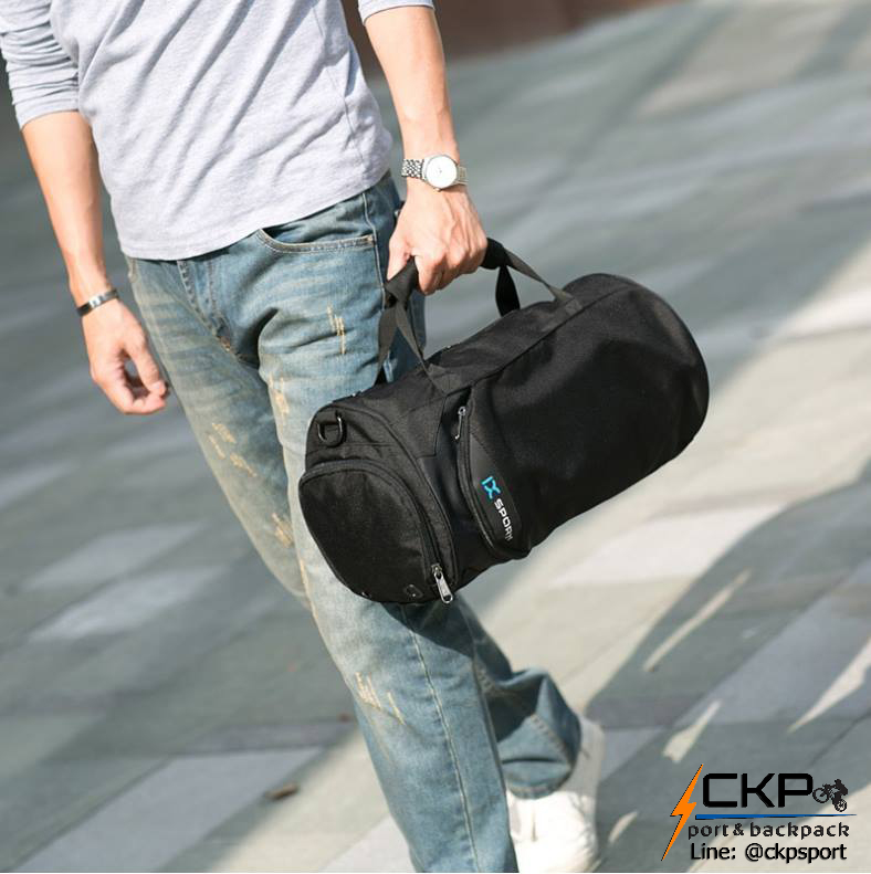 กระเป๋าฟิตเนส IXSPORT เป็นกระเป๋าใส่เสื้อผ้าและอุปกรณ์ต่างๆ ในการเข้าฟิตเนสหรือออกกำลังกาย เนื้อผ้าด้านนอกกันน้ำ เช่นเหงื่อ หรือน้ำที่กระเด็นใส่ มีช่องเก็บรองเท้าด้วย จากร้าน ckpsport&back สามาติดต่อได้ที่ lineID :@ckpsport
