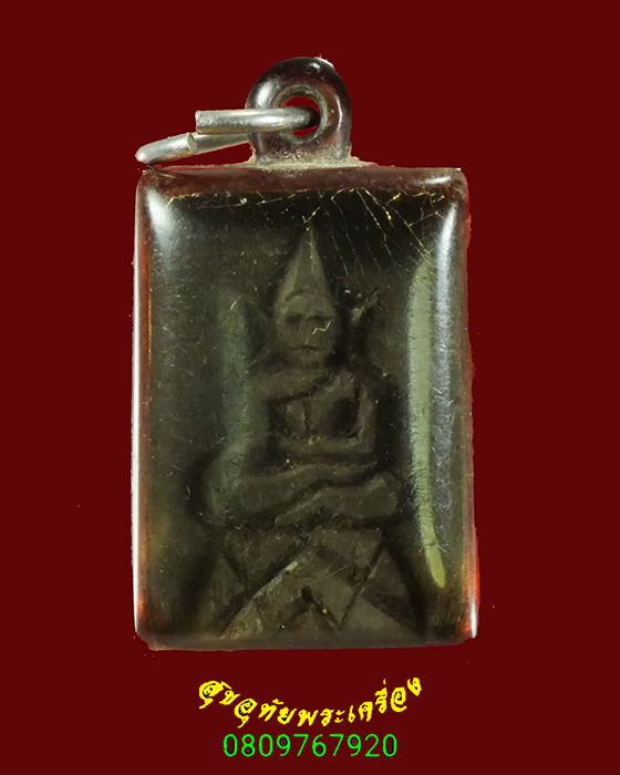 587.พระพุทธนั้งบัว ไม้งิ้วดําแกะ เก่ามีอายุเข้มขลังคลาสสิก มีเลี่ยมแบบเลนส์ยุคเก่าน่าบูชาครับ