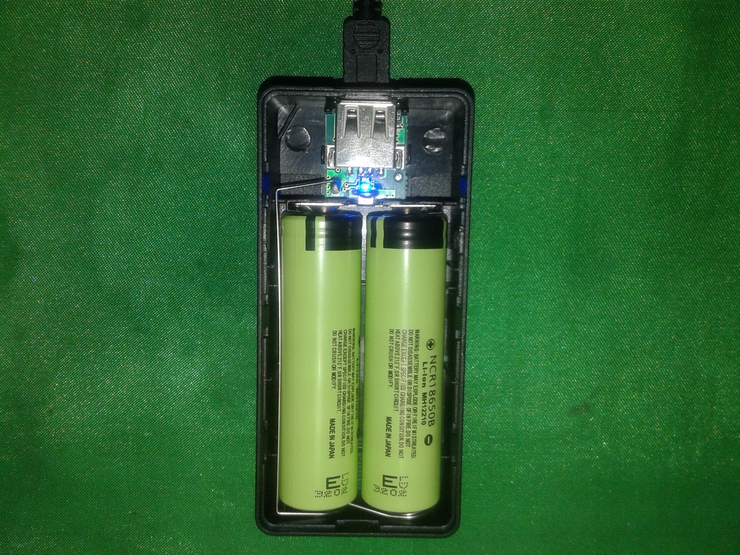 พาวเวอร์แบ้งค์ DIYรางชาร์ท2ก้อน มาพร้อมวงจรชาร์ท in-out สีดำ ฝาขาว