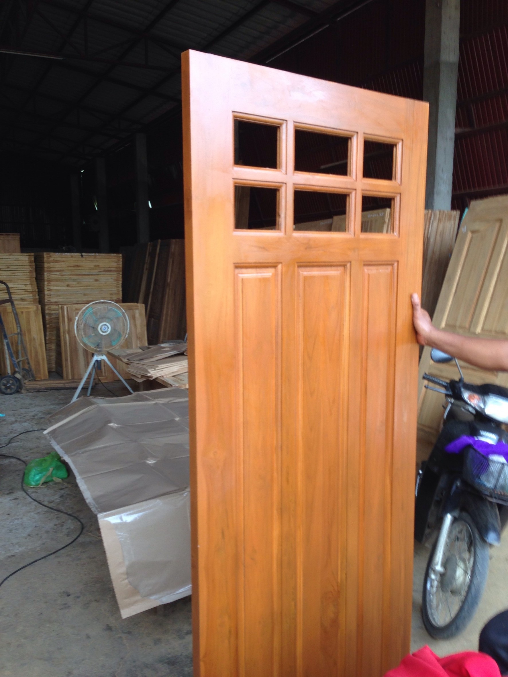 TD166 ประตูไม้สัก บานเดี่ยว กระจกบน 6 ช่อง ขนาด 80X200ซม.