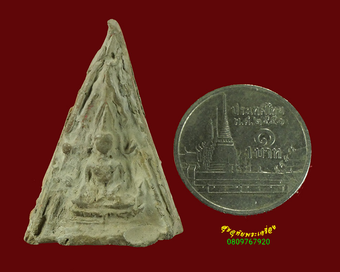 582.พระพุทธพิมพ์สามเหลี่ยม ข้างกนก เนื้อผง เนื้อหาจัดจ้านเก่ามีอายุ เข้มขลังคลาสสิกครับ