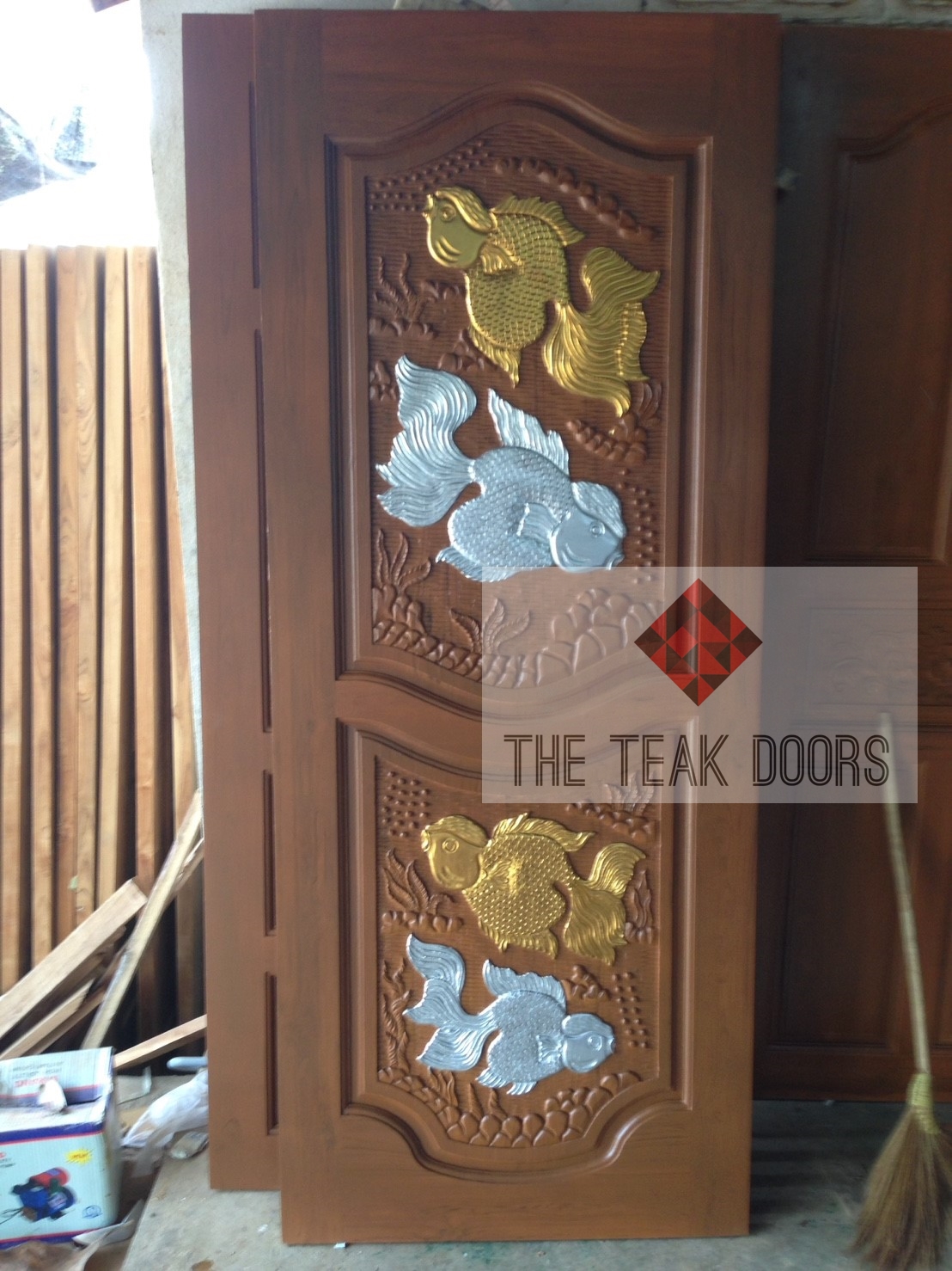 TD117ประตูไม้สัก ลายปลาเงินปลาทอง ขนาด 80X200 ซม.