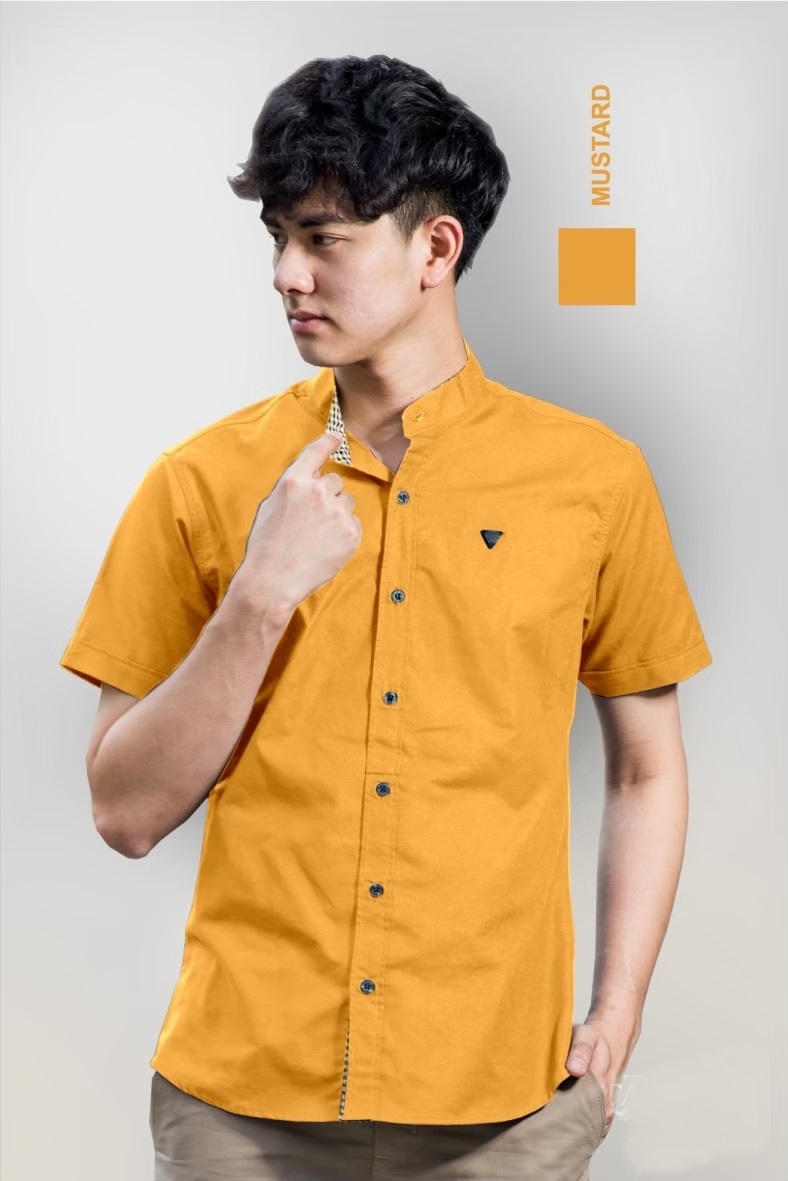 เสื้อเชิ้ตผู้ชายคอจีนแขนสั้นทรง Silmfit สีเหลืองมัสตาร์ด