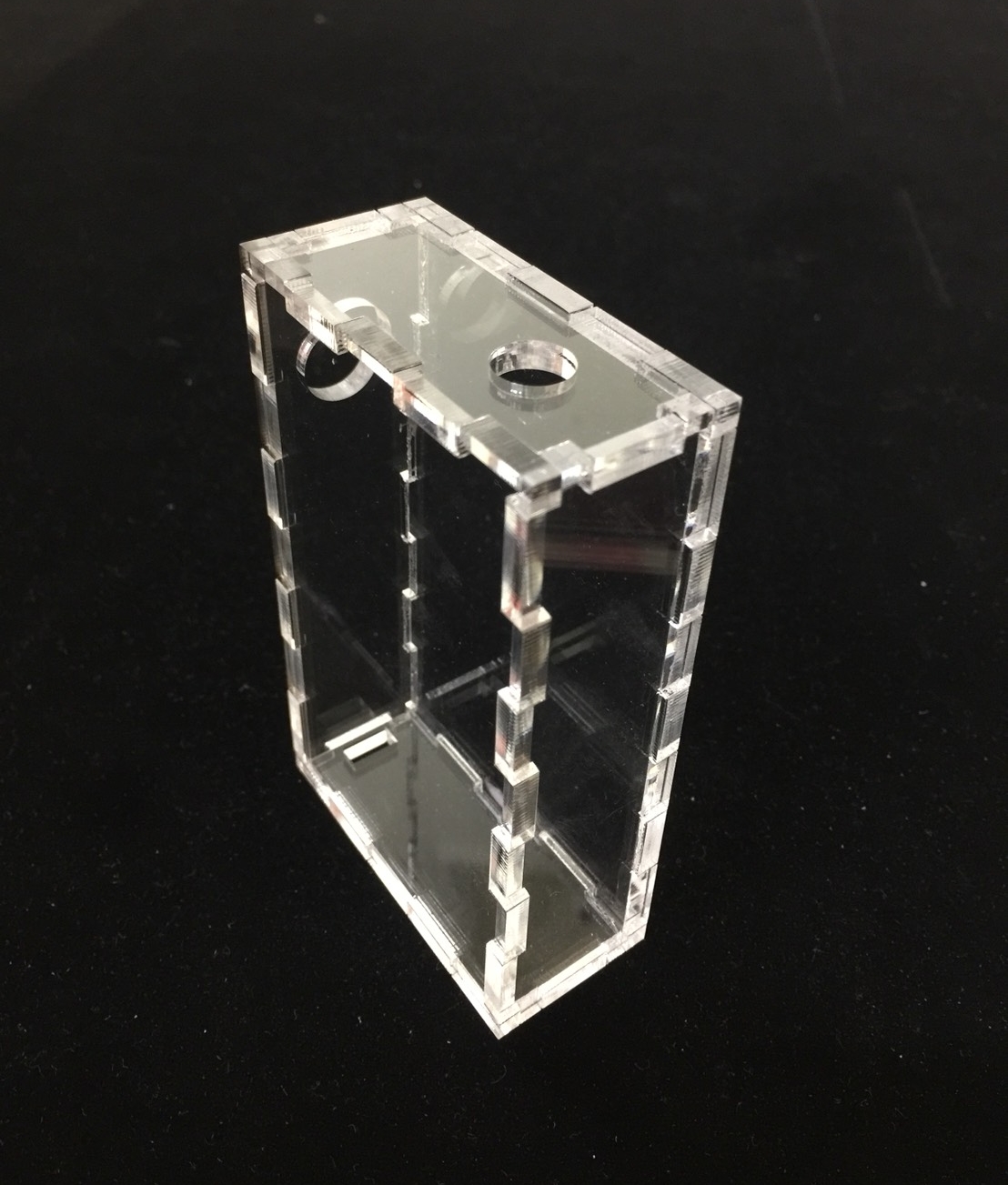 กล่องอะครีลิคV4 รางถ่าน2ก้อน เสปค แผ่นอะครีลิคหนา3มม. กว้าง60มม. สูง102มม. หนา28มม. รูขั้ว10มม. รูสวิทกด12มม.