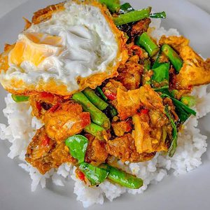 ผัดพริกแกงไก่+ไข่ดาว