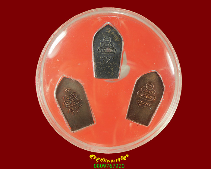 437.พระใบมะขามปางรำพึง หลังยันต์น้ำเต้า เนื้อ เงิน นวะ ทองแดง 1ชุด3องค์ มีเลี่ยมสวยสมบูรณ์ครับ