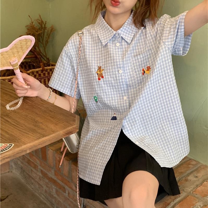 พร้อมส่ง : เสื้อเชิ้ตแขนสั้นลายสก็อตแต่งปักลายการ์ตูน