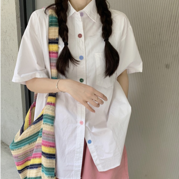 พร้อมส่ง : เสื้อเชิ้ตคอปกสีขาวทรงโอเวอร์ไซส์แต่งกระดุมสี