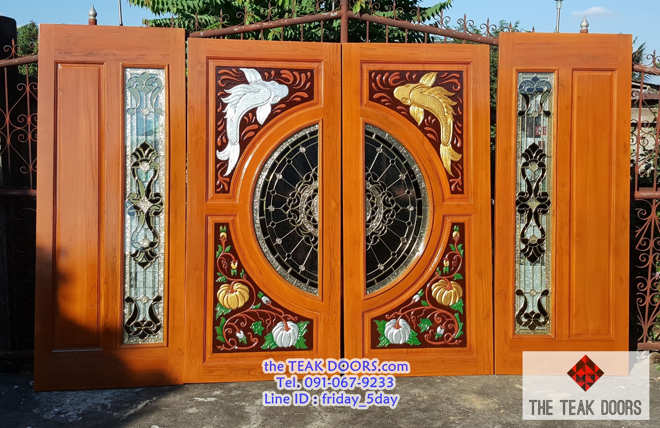 ประตูไม้สัก กระจกสเตนกลาส แกะลายปลาล่างฟักทอง ชุด 4 ชิ้น (บานเลื่อน)