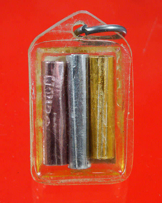 736.รูปสีหลวงพ่อเศียร หลังตะกรุดสามดอก เลี่ยมเดิมครับ