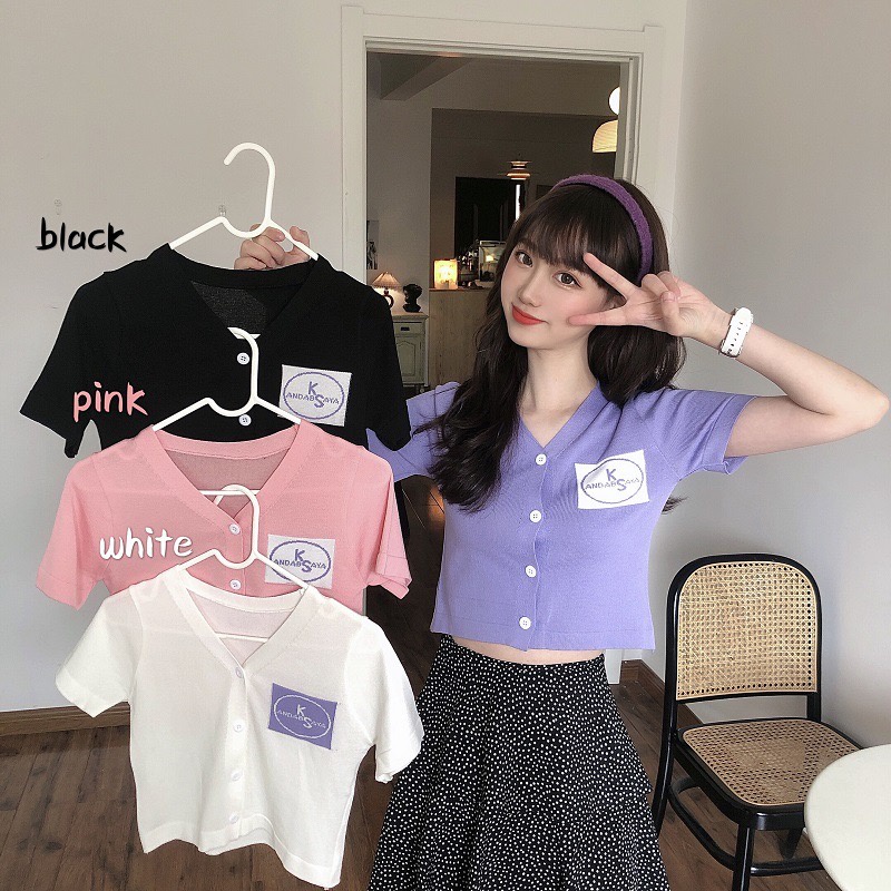 พร้อมส่ง : เสื้อยืดไหมพรมทรงครอปคอวีแต่งปักป้าย KSaya กระดุมหน้า