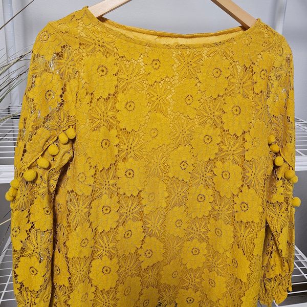 เสื้อลูกไม้แขนยาว(มีตุ้มห้อย)สีเหลือง