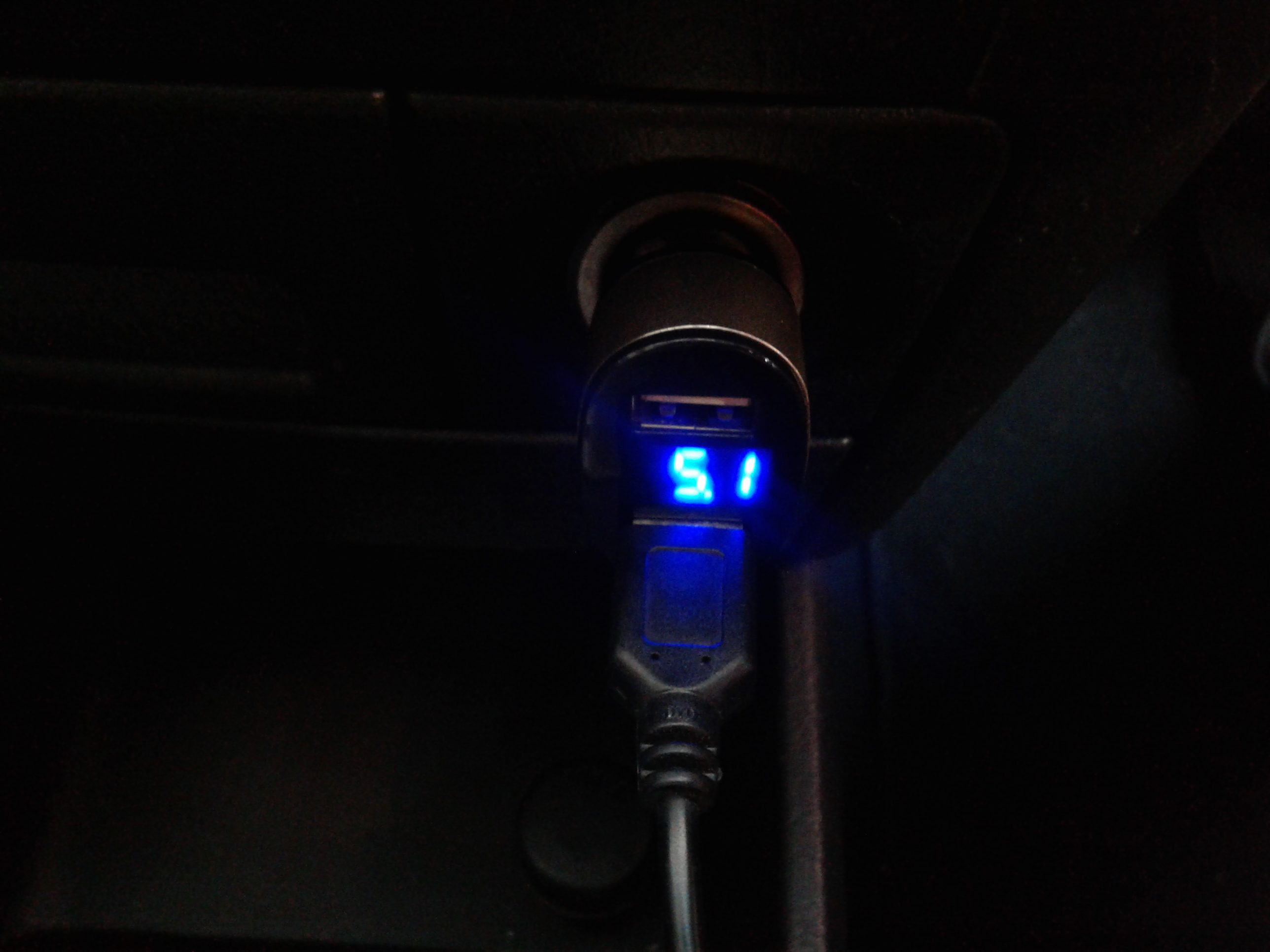 ที่ชาร์จมือถือในรถพร้อมช่องเสียบ USB 2ช่อง มีจอวัดโวลท์ วัดแอมป์ เช๊คแบตเตอรี่ เช๊คไดชาร์ทได้