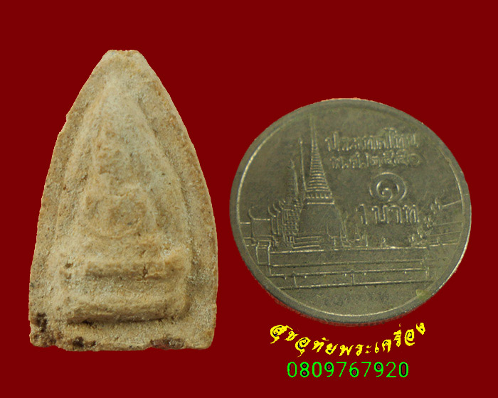 380.พระนางกลีบบัวหินตั้ง หลังจาร หลวงพ่อปี้ วัดบ้านด่านลานหอย จ.สุโขทัย เนื้อจัดยุคเก่า น่าบูชาครับ