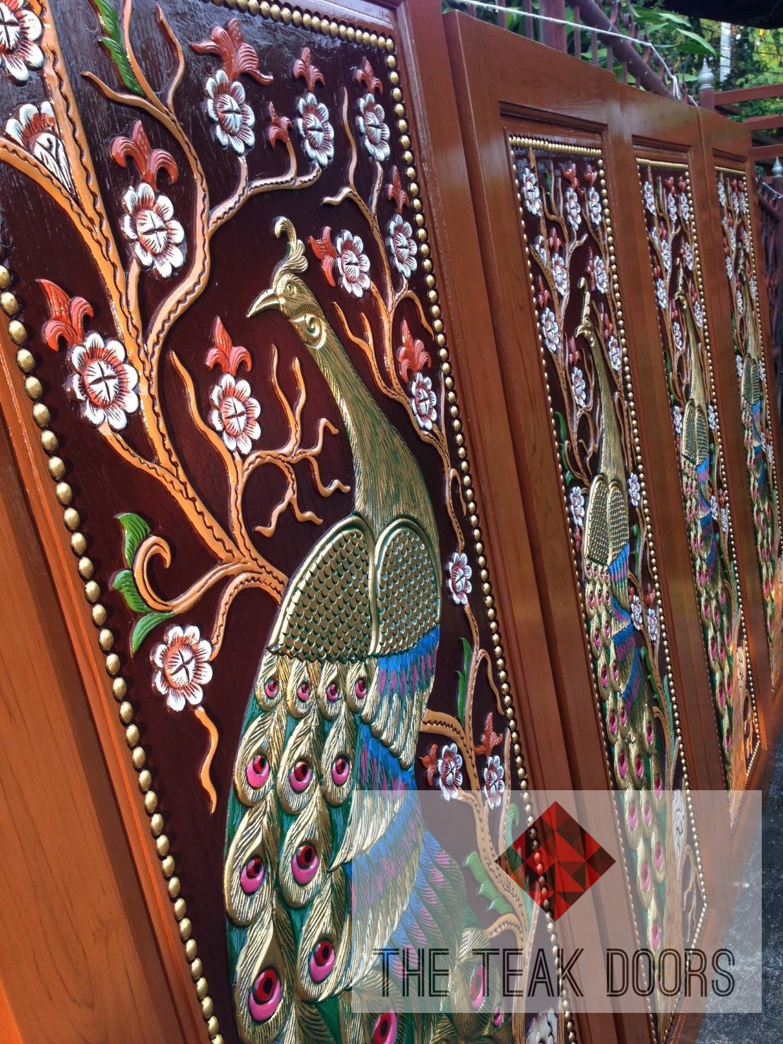 TD113 ประตูไม้สัก บานเดี่ยว ลายนกยูงกับดอกไม้ ขนาด 80X200ซม.