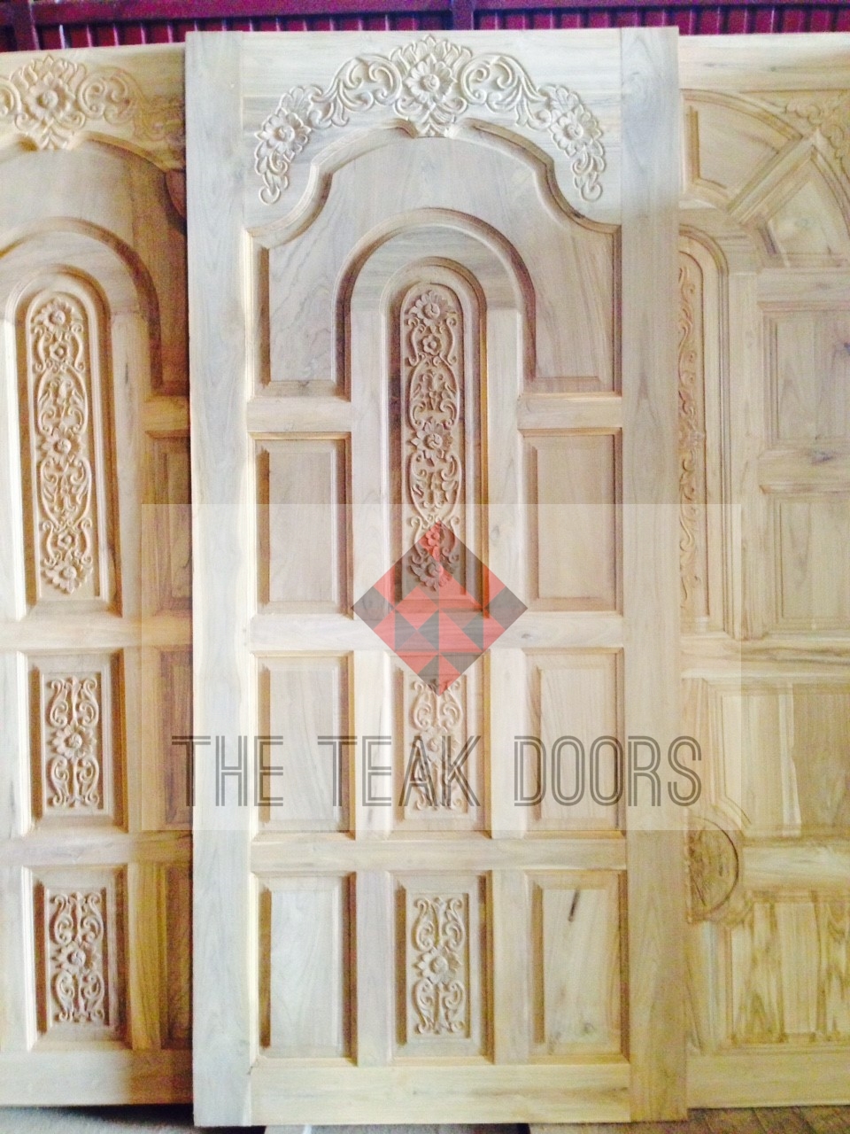 TD119 ประตูไม้สัก ลายมงกุฎ ขนาด 80X200 ซม.