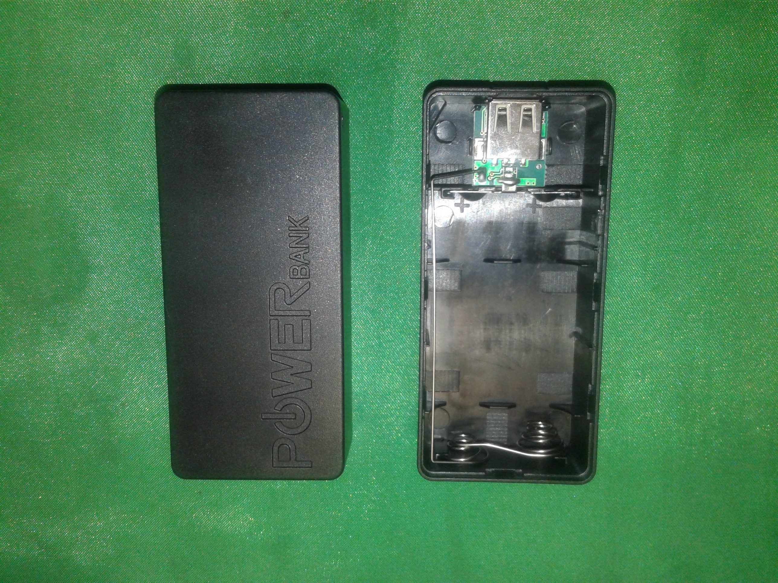 พาวเวอร์แบ้งค์ DIYรางชาร์ท2ก้อน มาพร้อมวงจรชาร์ท in-out สีดำ ฝาขาว