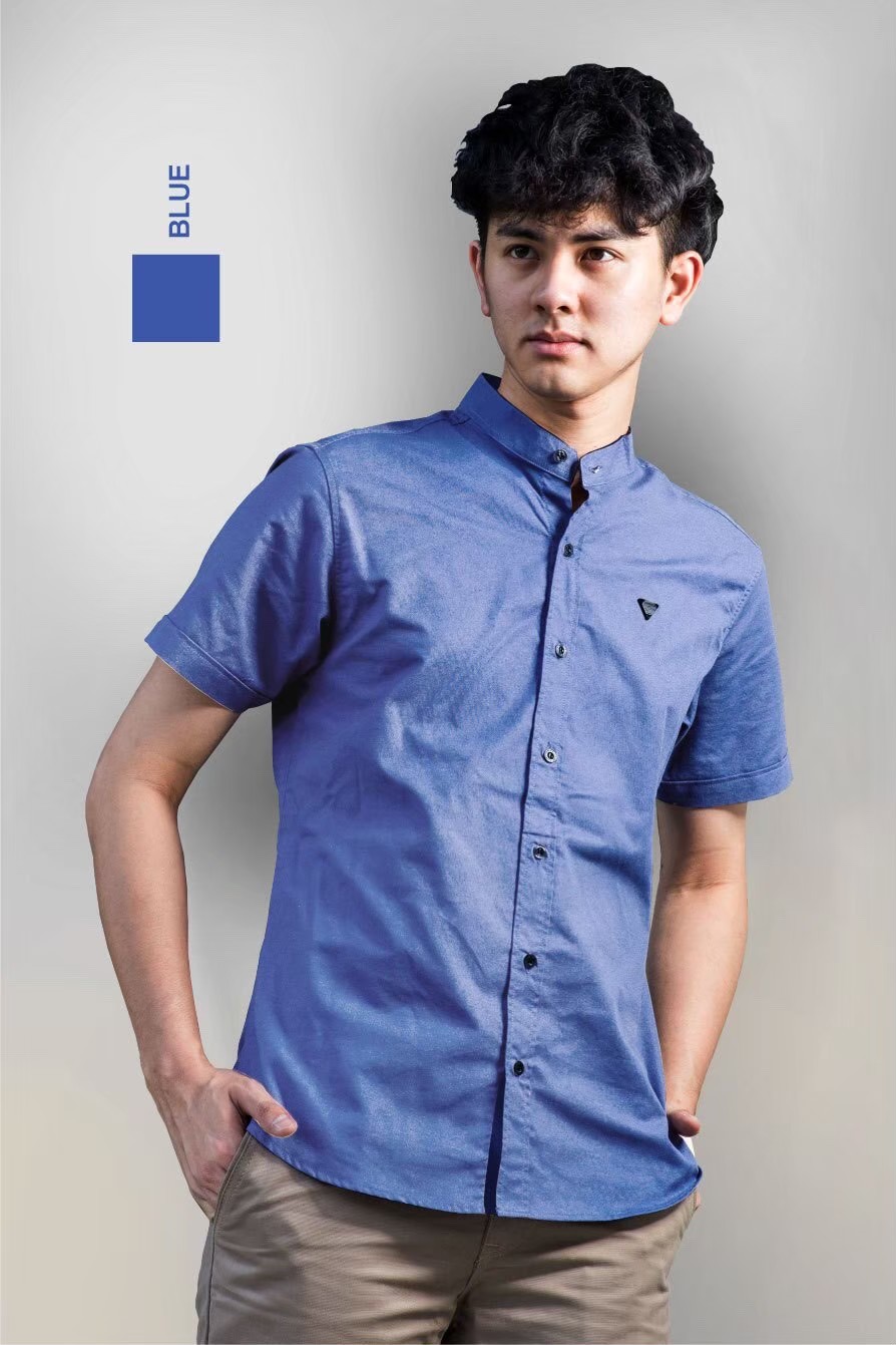 เสื้อเชิ้ตผู้ชายคอจีนแขนสั้นทรง Silmfit สีน้ำเงินสด