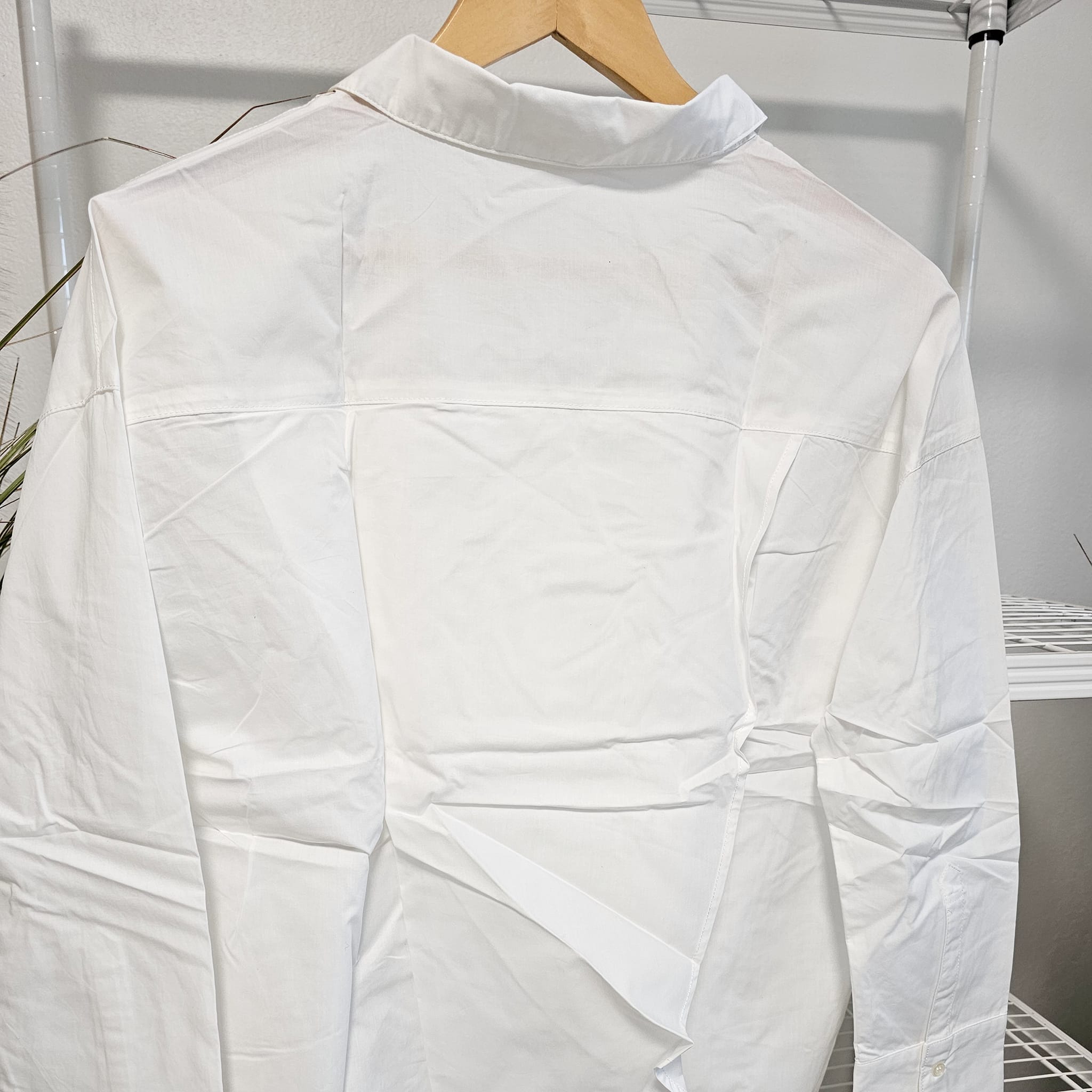 เสื้อเชิ้ตขาวดำ