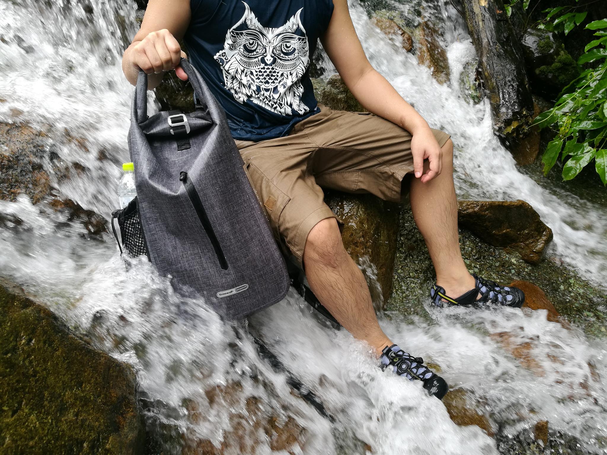 กระเป๋าเป้กันน้ำ 100% Rhinowalk รุ่น TF710 สีดำ