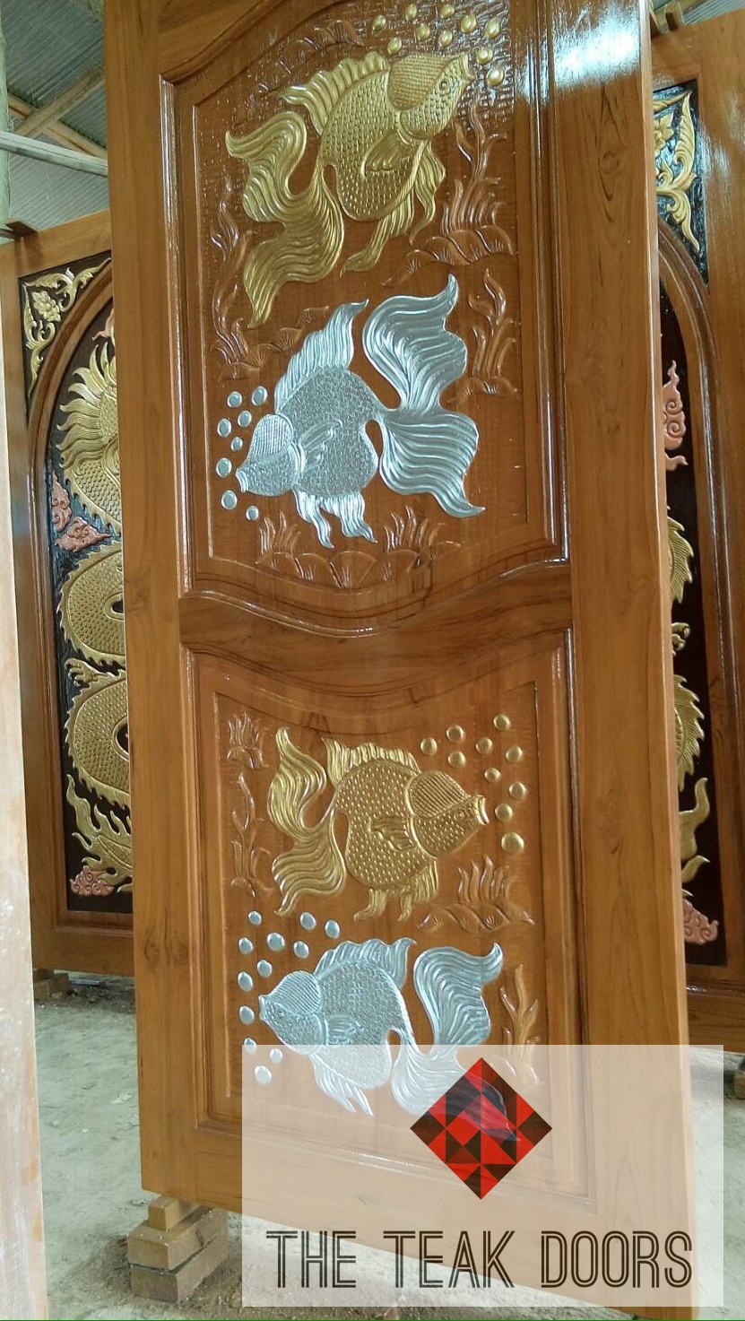 TD117ประตูไม้สัก ลายปลาเงินปลาทอง ขนาด 80X200 ซม.