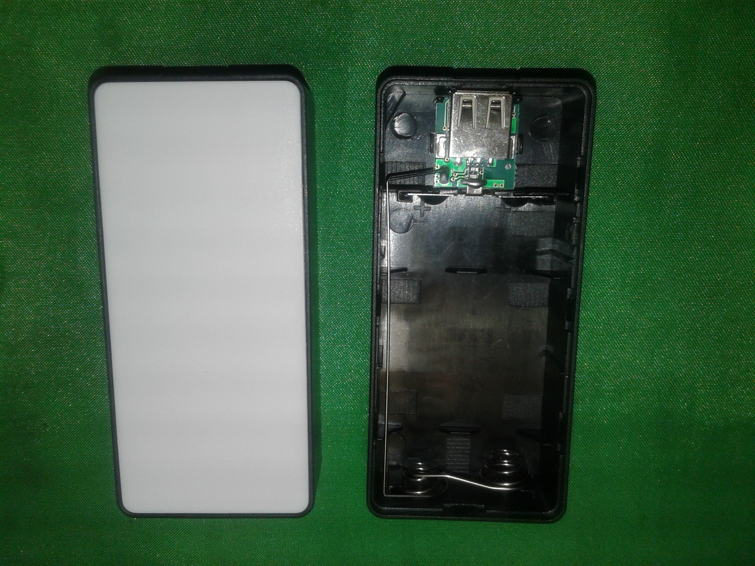 พาวเวอร์แบ้งค์ DIYรางชาร์ท2ก้อน มาพร้อมวงจรชาร์ท in-out สีดำ ฝาขาว