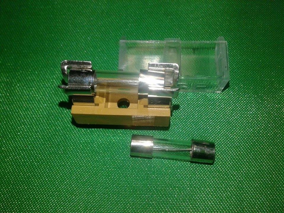 ชุดกล่องฟิวส์ พร้อมฟิวส์ 30A 2ตัว FUSE 30A ขนาด 20X5MM