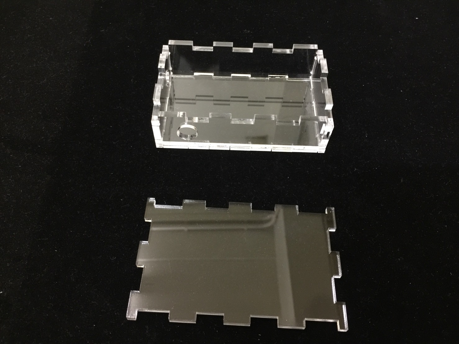 กล่องอะครีลิคV4 รางถ่าน2ก้อน เสปค แผ่นอะครีลิคหนา3มม. กว้าง60มม. สูง102มม. หนา28มม. รูขั้ว10มม. รูสวิทกด12มม.