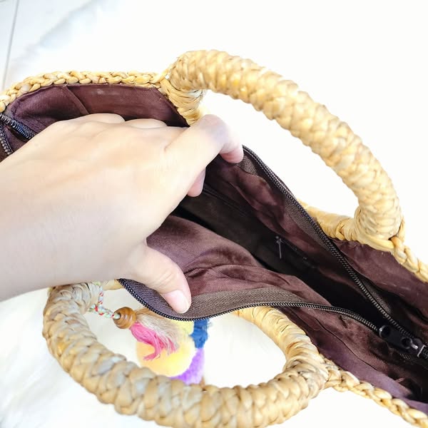 กระเป๋าสานแต่งพู่น่ารัก
