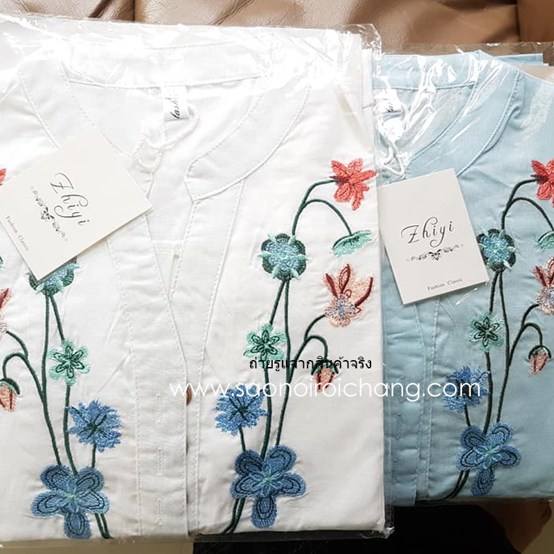 เสื้อผ้าฝ้ายคอวีปักลายดอกไม้ สีฟ้า