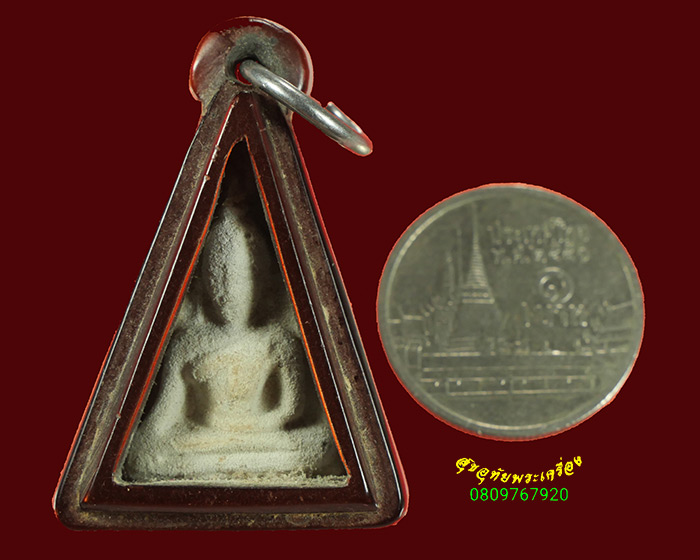 662.พระนางพญา เนื้อผงน้ำมัน หลวงพ่อกวย หลังเรียบ เลี่ยมยุคเก่าเข้มขลังคลาสสิกครับ