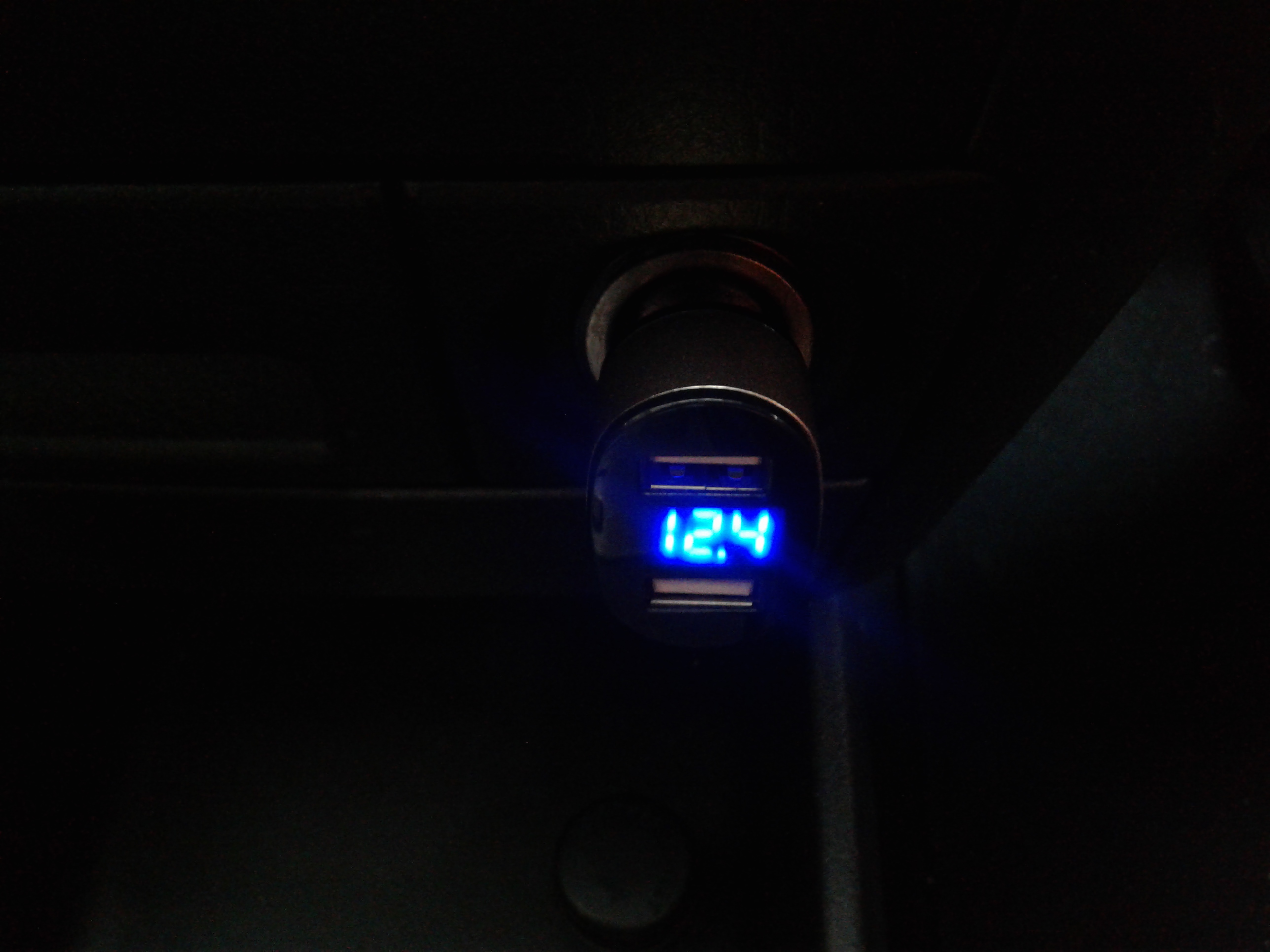 ที่ชาร์จมือถือในรถพร้อมช่องเสียบ USB 2ช่อง มีจอวัดโวลท์ วัดแอมป์ เช๊คแบตเตอรี่ เช๊คไดชาร์ทได้