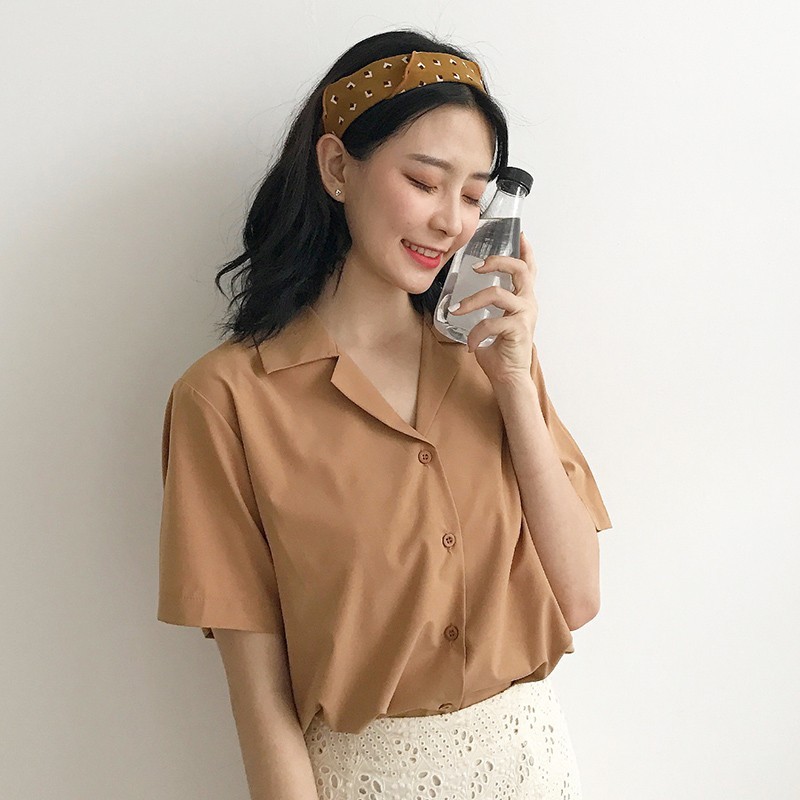 พร้อมส่ง : เสื้อเชิ้ตแขนสั้นทรงฮาวายสีน้ำตาลอ่อน