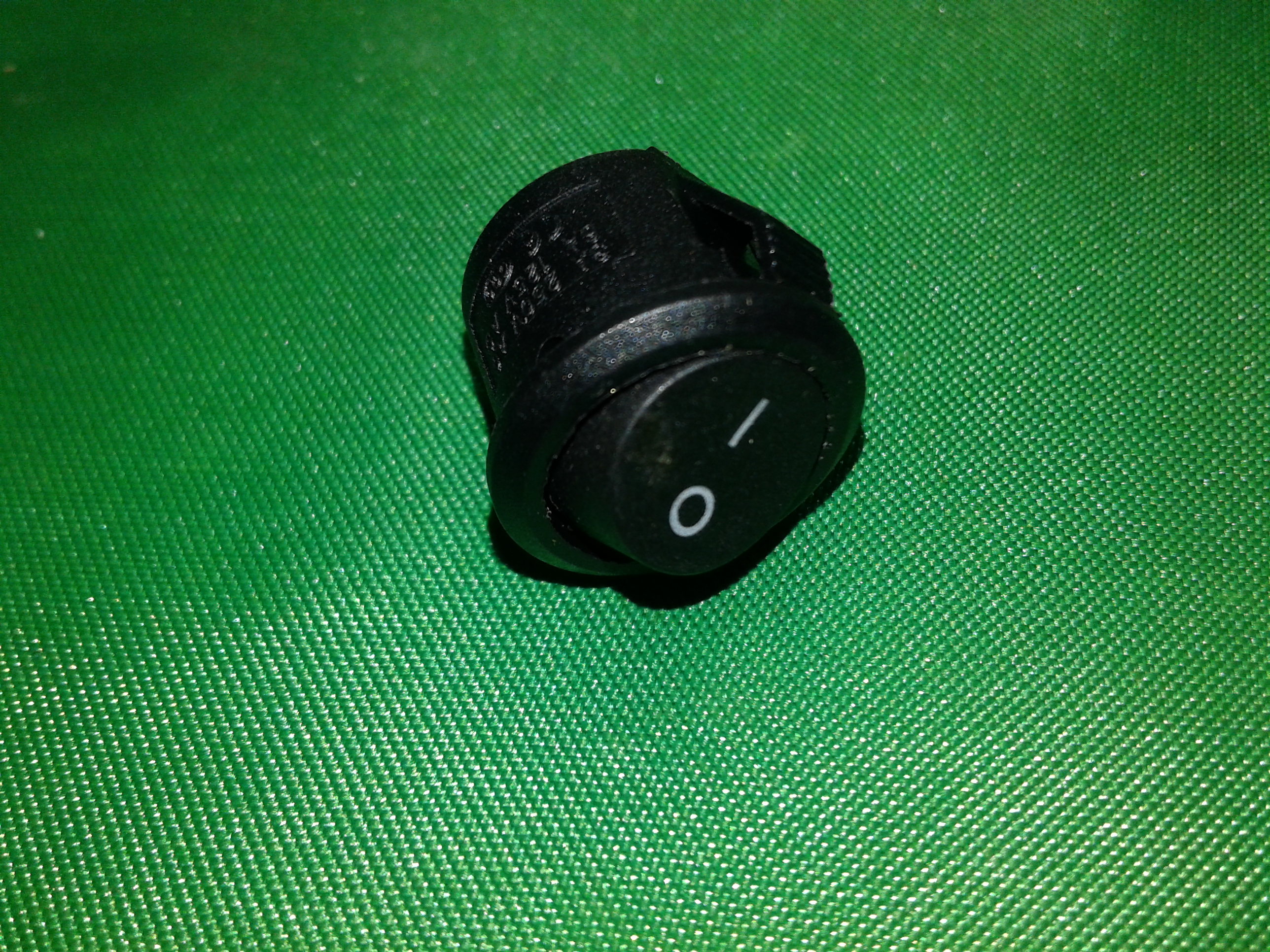 สวิทซ์ เปิดปิด on-off สีดำ แบบกลม เจาะรูติดตั้งง่าย 15มม.