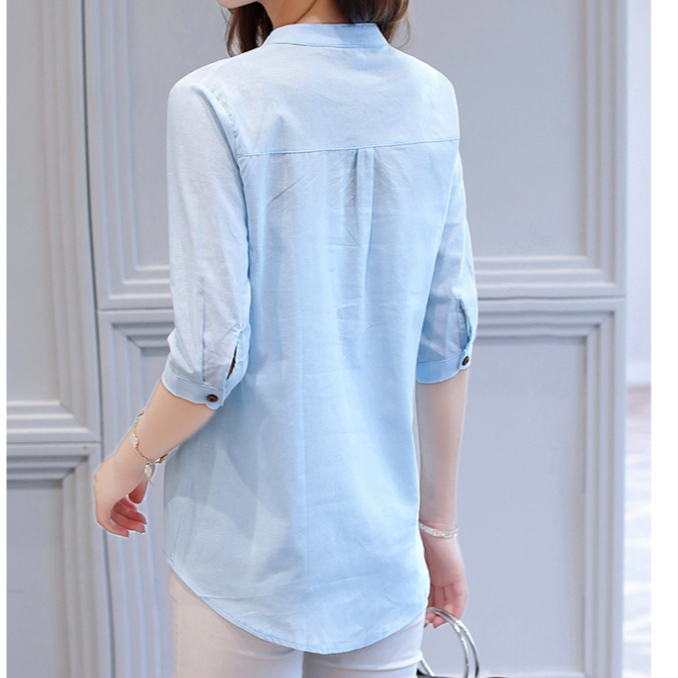 เสื้อผ้าฝ้ายคอวีปักลายดอกไม้ สีฟ้า