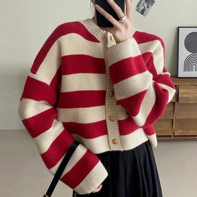 พร้อมส่ง : เสื้อกันหนาวสเวตเตอร์ลายทางใหญ่แต่งกระดุมหน้าทรงครอป