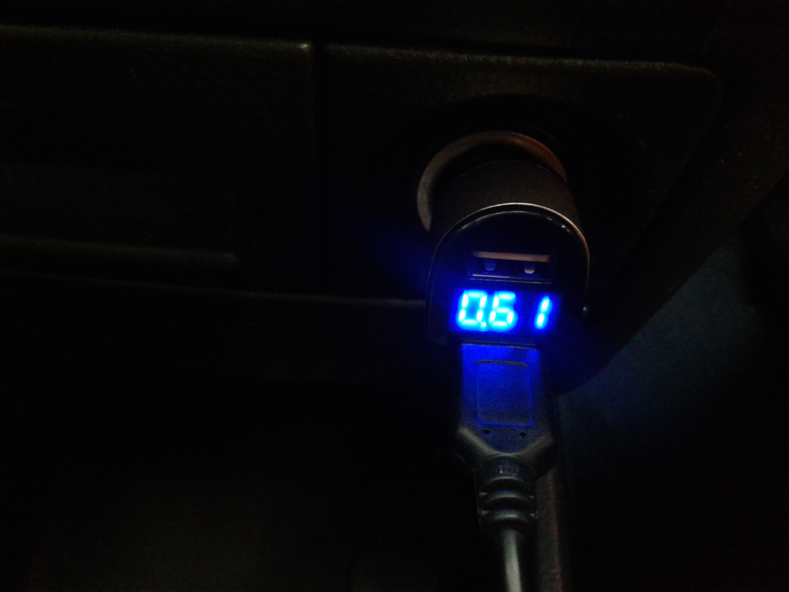 ที่ชาร์จมือถือในรถพร้อมช่องเสียบ USB 2ช่อง มีจอวัดโวลท์ วัดแอมป์ เช๊คแบตเตอรี่ เช๊คไดชาร์ทได้