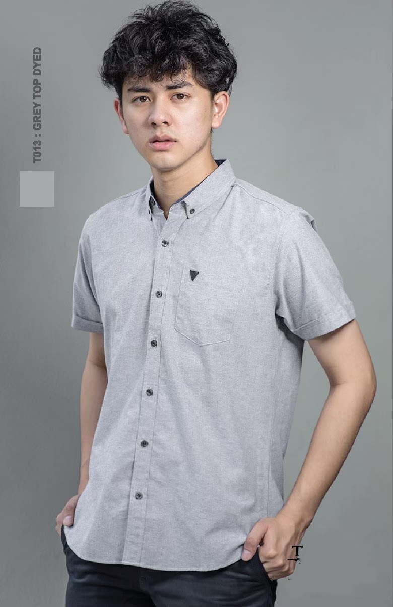 เสื้อเชิ้ตผู้ชายคอปกแขนสั้นทรง Silmfit สีฟ้าเทาดราย