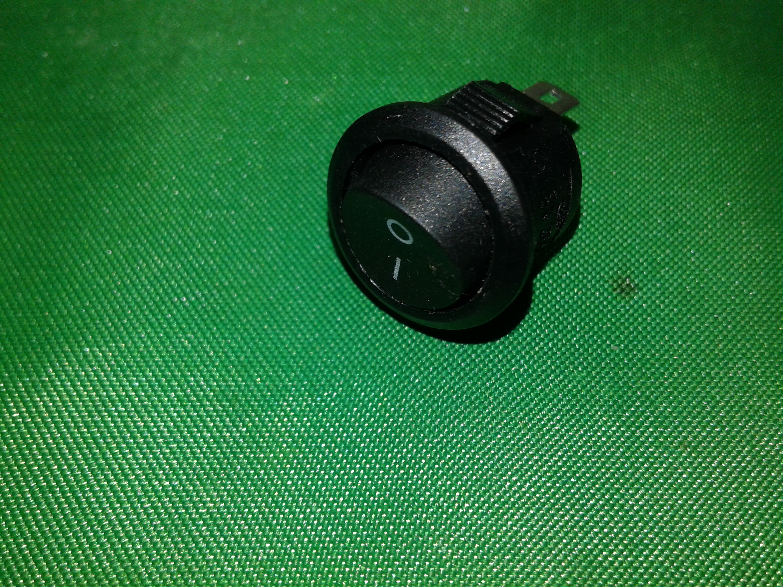 สวิทซ์ เปิดปิด on-off สีดำ แบบกลม เจาะรูติดตั้งง่าย 15มม.