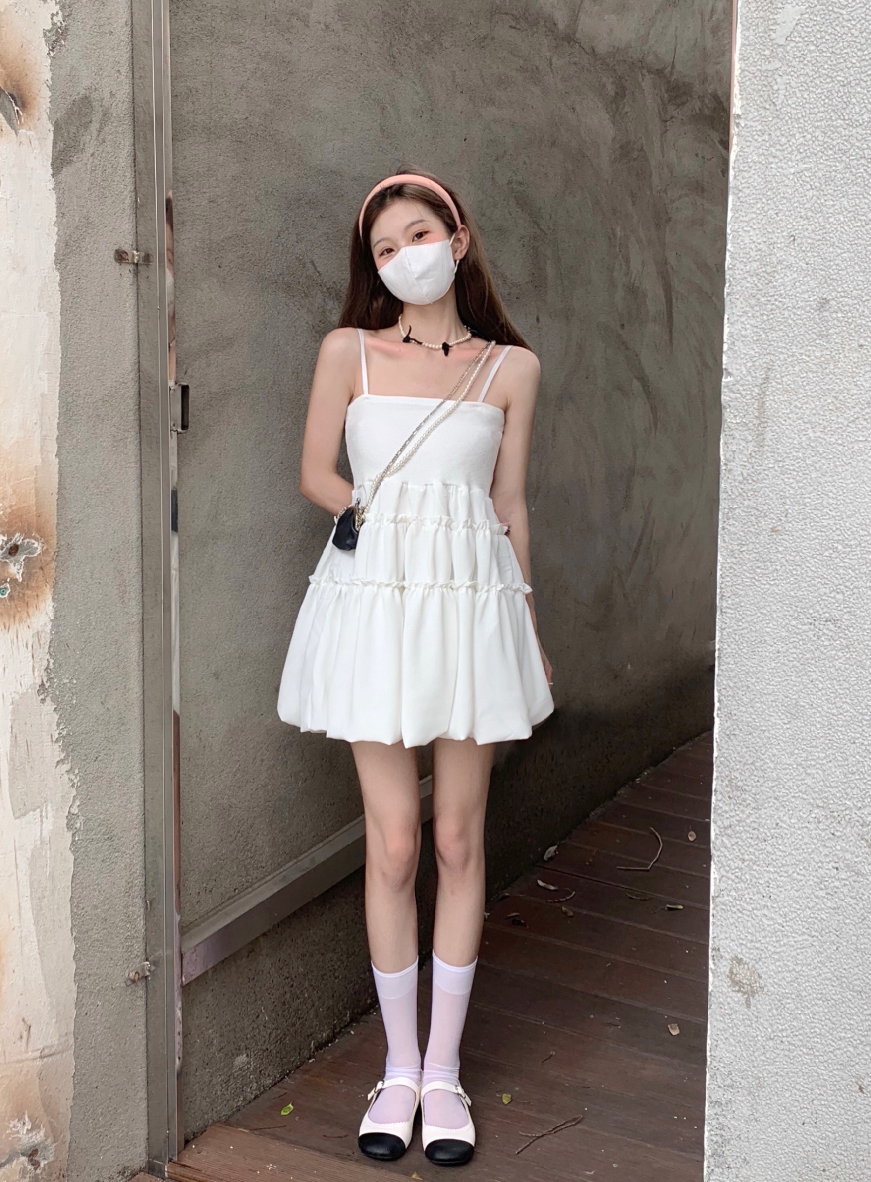 พร้อมส่ง : เดรสสายเดี่ยวสีพื้นแต่งระบายเป็นชั้นๆ
