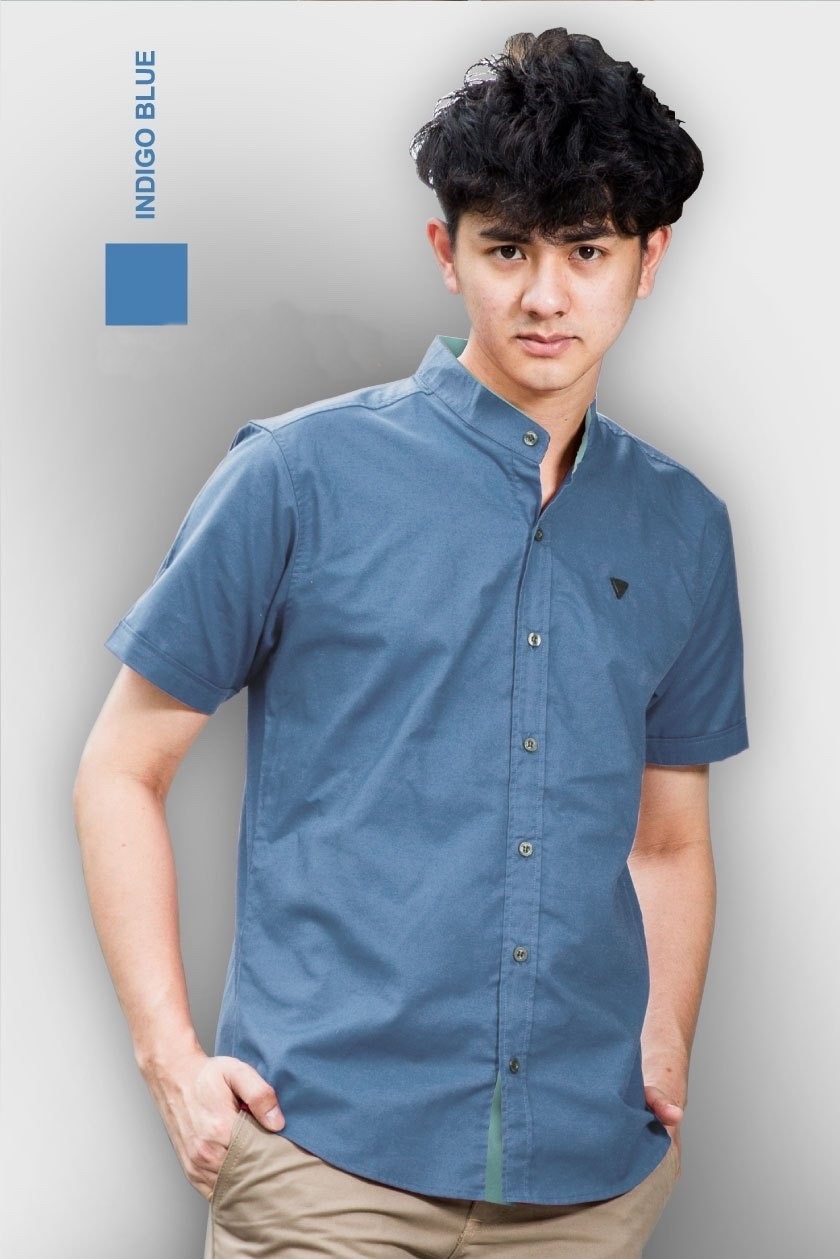 เสื้อเชิ้ตผู้ชายคอจีนแขนสั้นทรง Silmfit สีน้ำเงินคราม
