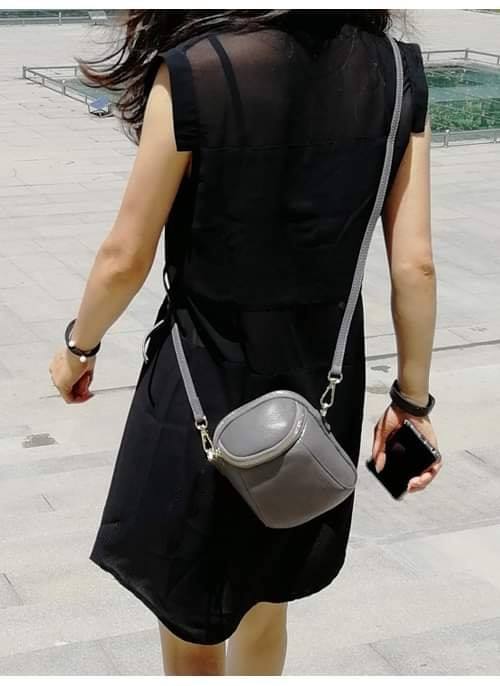 กระเป๋าหนังวัวสะพายไหล่สีเทา