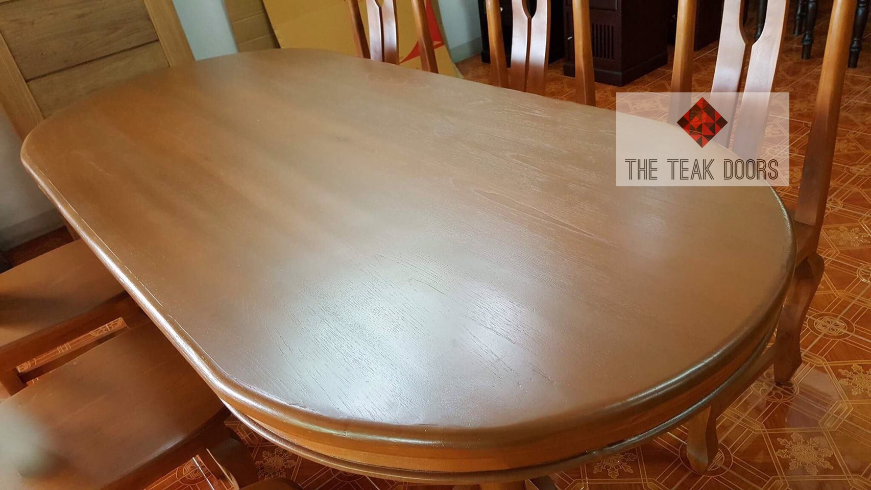 โต๊ะอาหารวงรี และ เก้าอี้ 6 ตัว