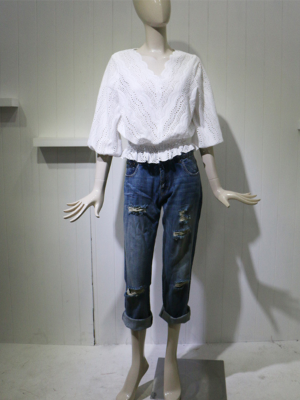 เสื้อลูกไม้สีขาว