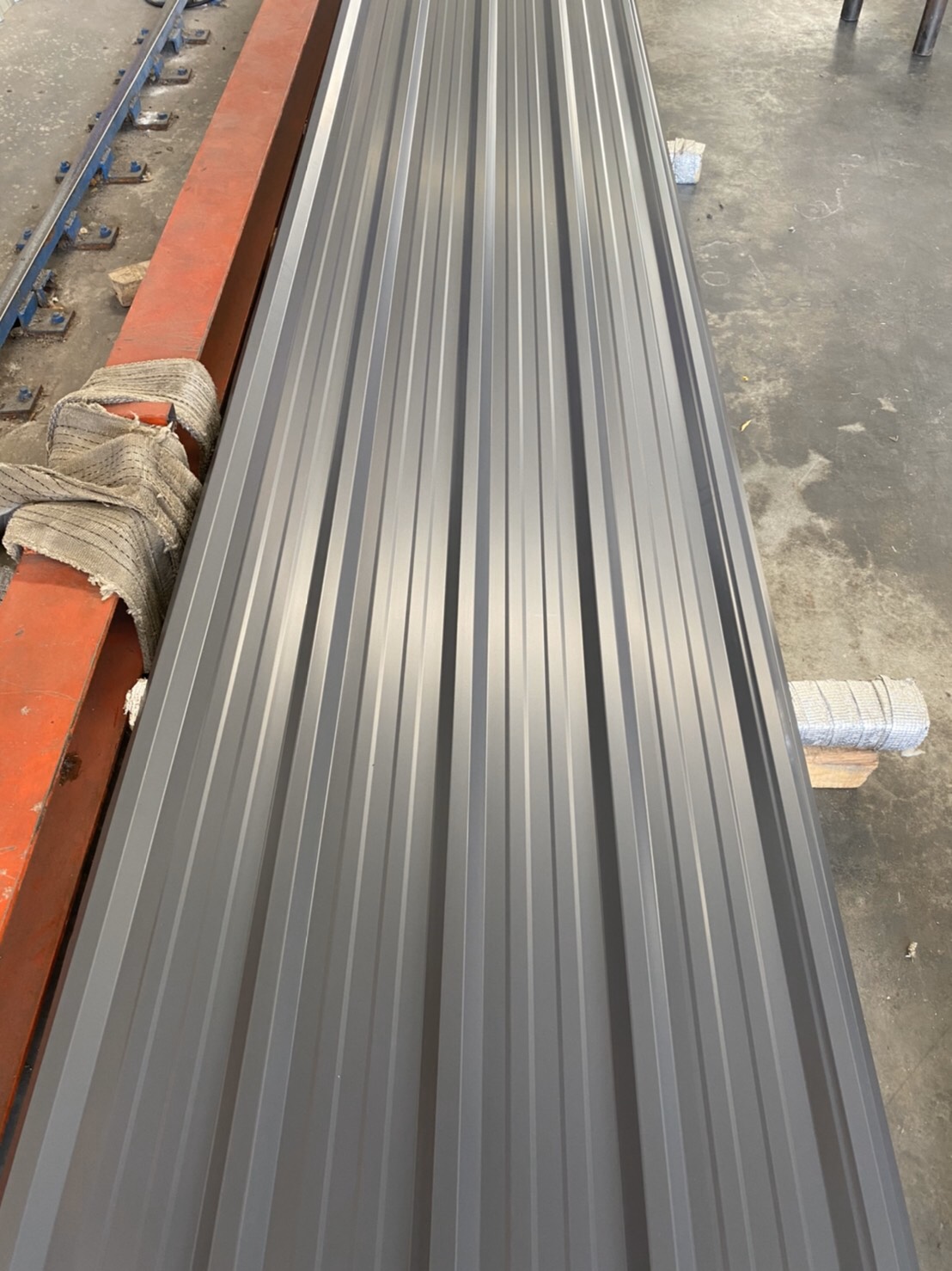 หลังเมทัลชีทสีเทาด้าน